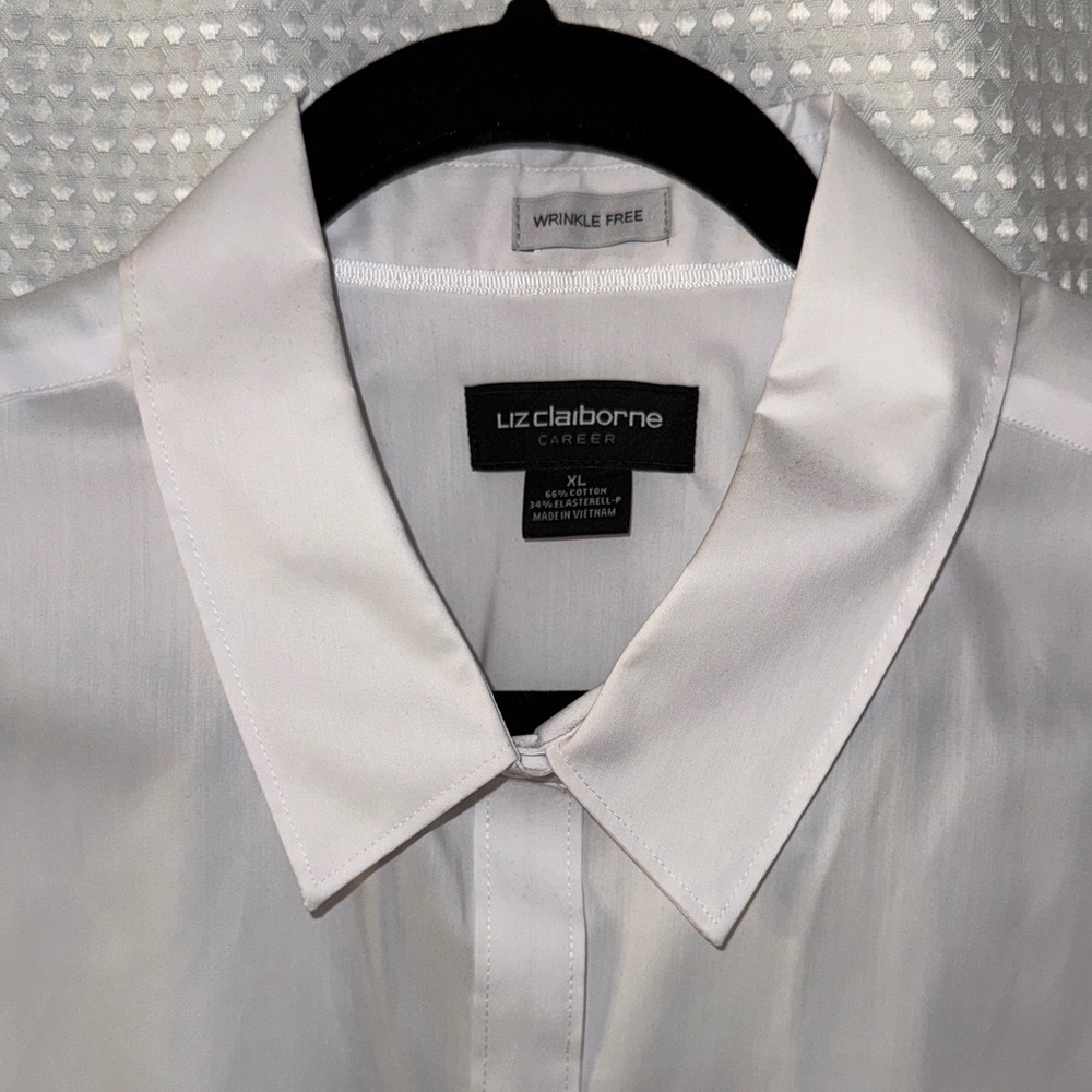 Liz Claiborne Women's Classic White Button Down Shirt - Picture 2 of 4